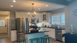 Kjøleskap, mikrobølgeovn, ovn og kokeplater