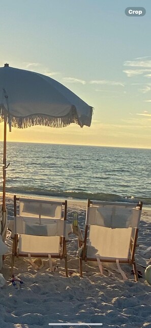 In Strandnähe, Liegestühle, Strandtücher