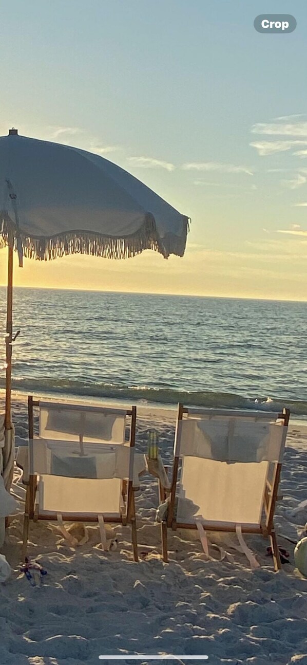 In Strandnähe, Liegestühle, Strandtücher