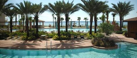 Alberca techada y alberca climatizada