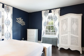 7 bedrooms, desk, iron/ironing board, travel cot