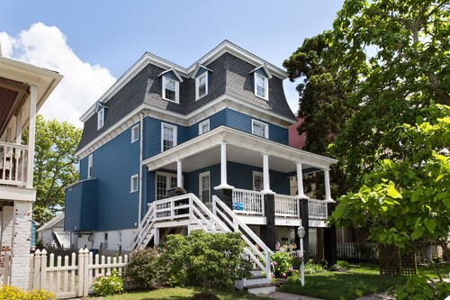 Spacious Victorian Main House with Luxury Kitchen in Beautiful Historic District