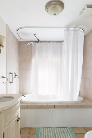 Combined shower/tub, jetted tub, hair dryer, towels