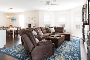 Smart TV, fireplace, DVD player, books - Spacious Victorian Main House with Luxury Kitchen in Beautiful Historic District (Ocean City)