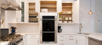 Spacious Victorian Main House with Luxury Kitchen in Beautiful Historic District