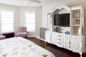 7 bedrooms, desk, iron/ironing board, travel crib