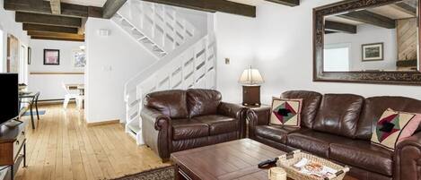 Smart TV, fireplace, DVD player, stereo