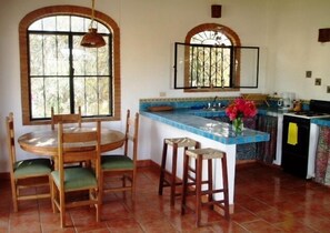 Réfrigérateur, four, plaque de cuisson, cafetière/bouilloire