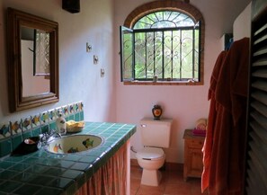 Douche, sèche-cheveux, serviettes fournies, savon