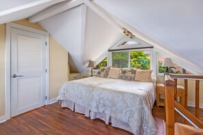 3 habitaciones, escritorio y tabla de planchar con plancha 