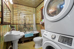 Bañera, secador de pelo, toallas