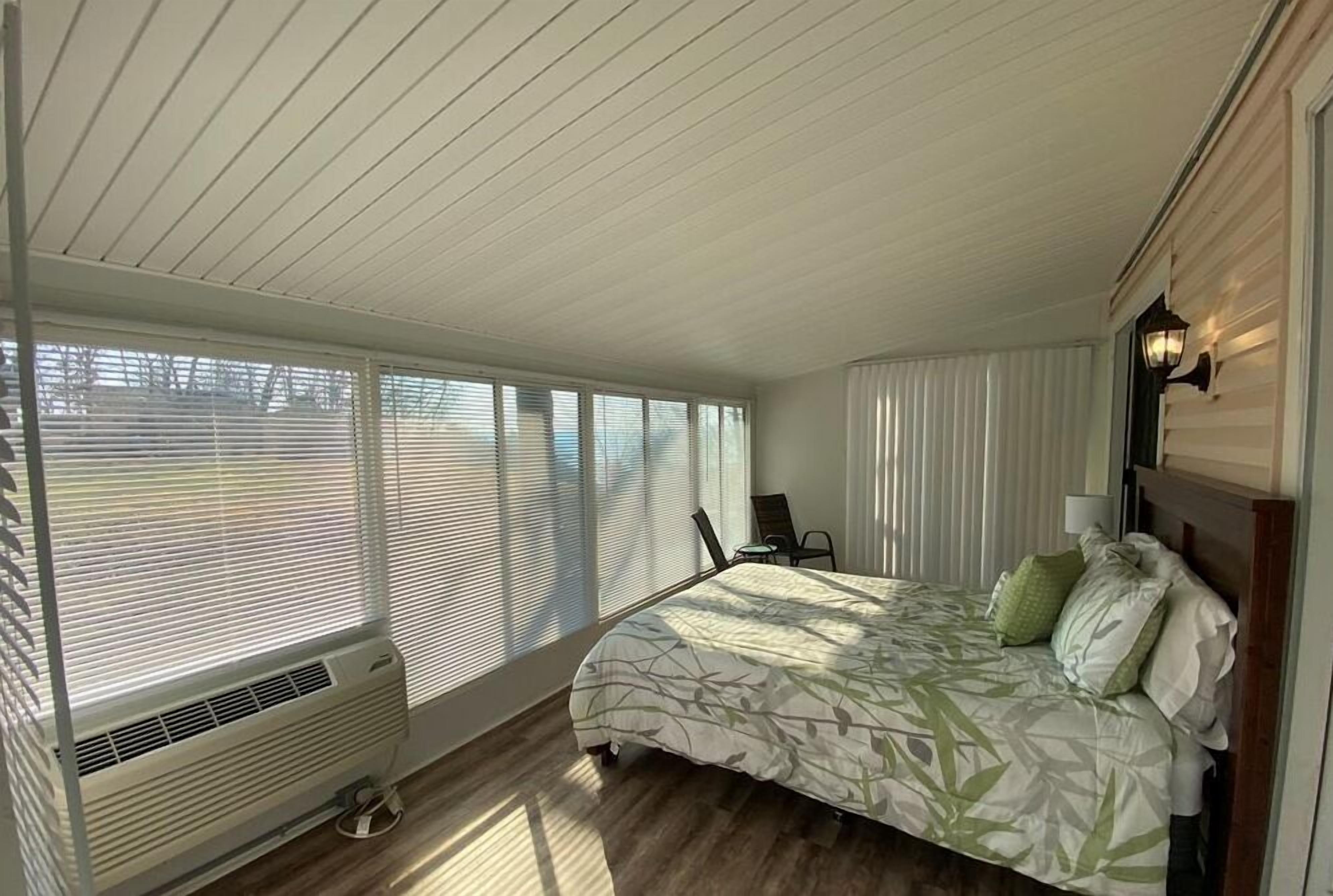 3 habitaciones, tabla de planchar con plancha y cuna de viaje 