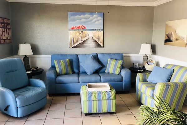 Comfy living area w/sofa sleeper, swivel glider rocker & recliner!