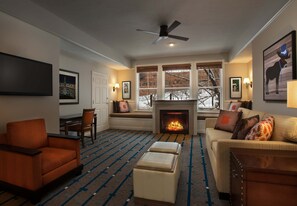 Télévision, cheminée, console de jeux vidéo, lecteur de DVD