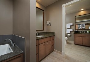 Combined shower/bathtub, towels, toilet paper - Ski after Christmas Dec 28-Jan. 4. Marriott Summit Watch, Luxury Villa, Sleeps 8 (Park City)