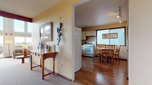 Interior - OCEAN FRONT: THE ANNEX: Seaside Vacation Homes, Inc Managed (Seaside)