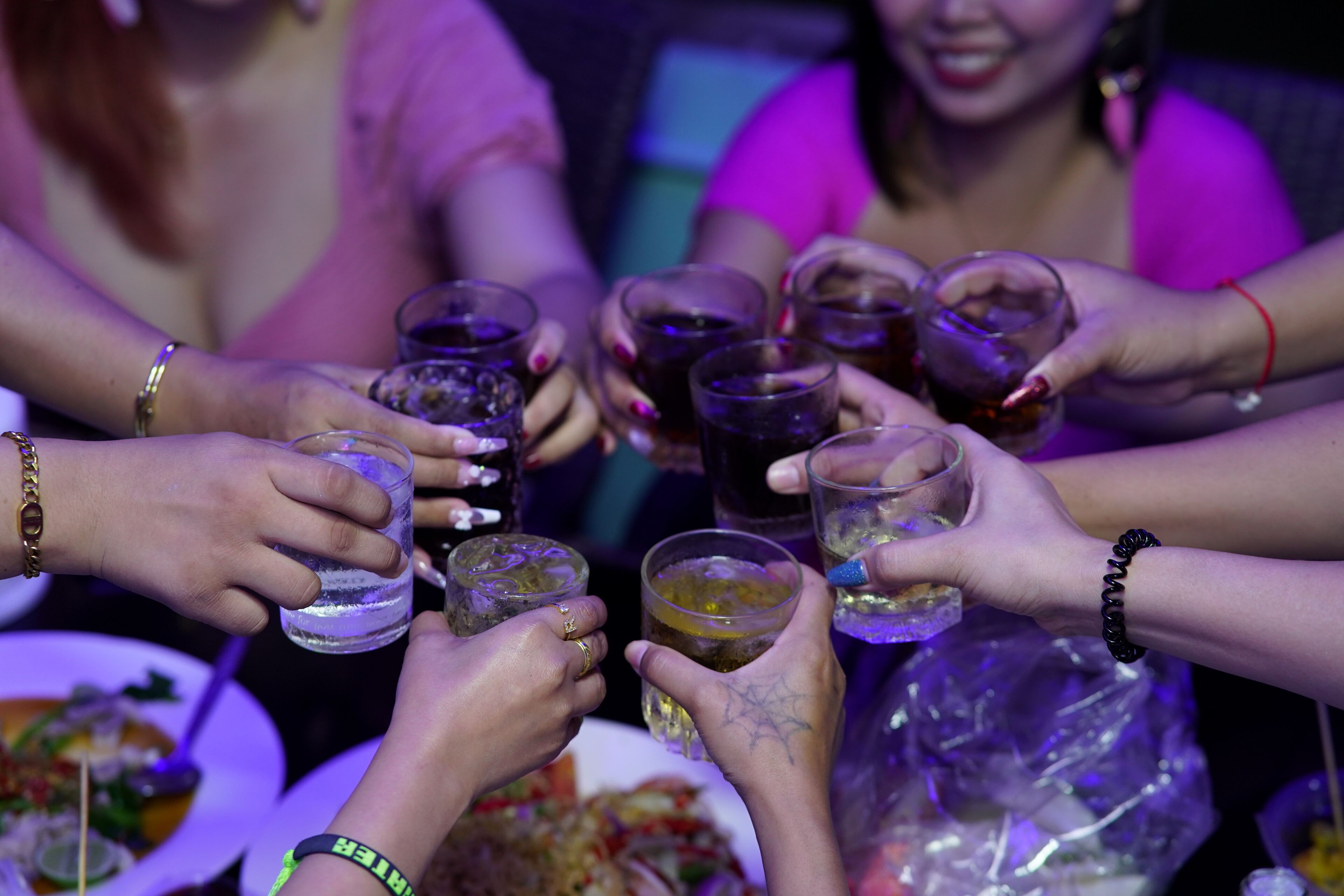 Un groupe de personnes, chacune tenant un verre, lors d’une réception.