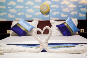 Deluxe Room  | In-room safe, desk, free WiFi, bed sheets - Marine Paradise (Pattaya)