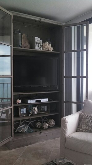 Smart TV, DVD player - HEART OF C 30A! GULF FRONT CONDO, POOL! SLEEPS 6! (Santa Rosa Beach)