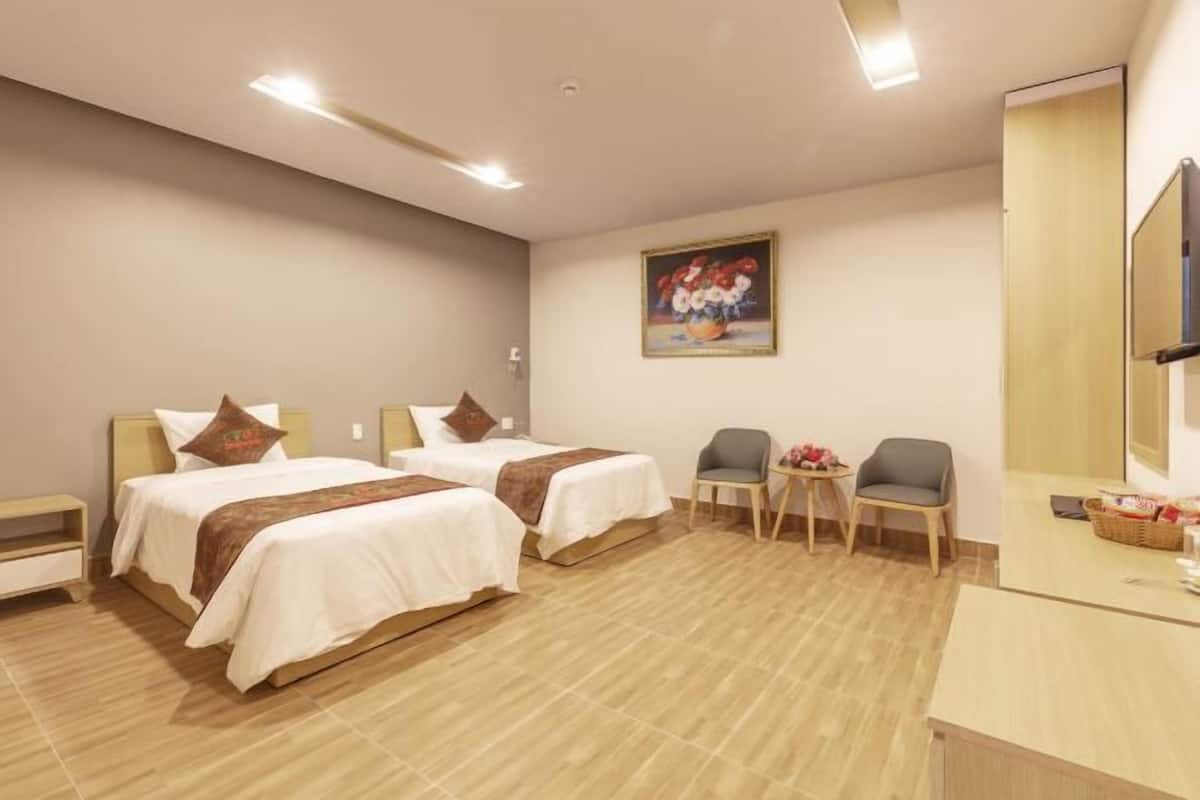 In-room safe, desk, rollaway beds (surcharge)