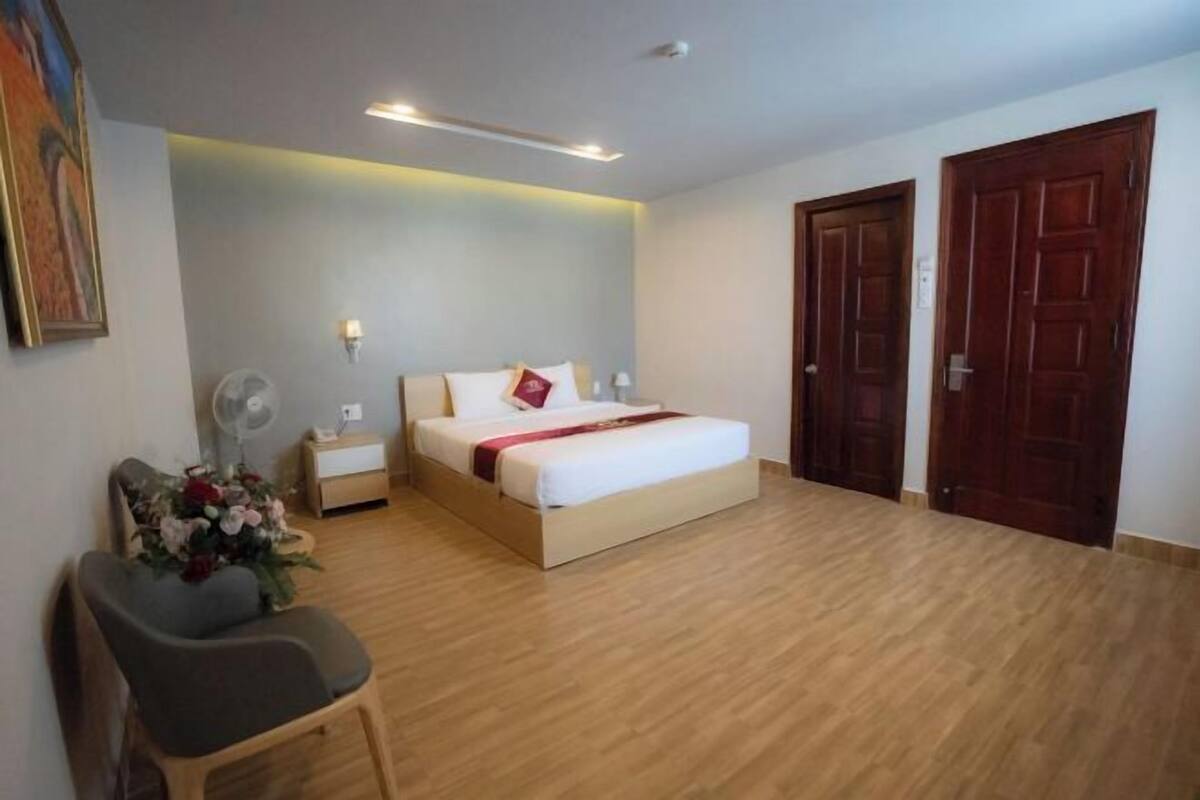In-room safe, desk, rollaway beds