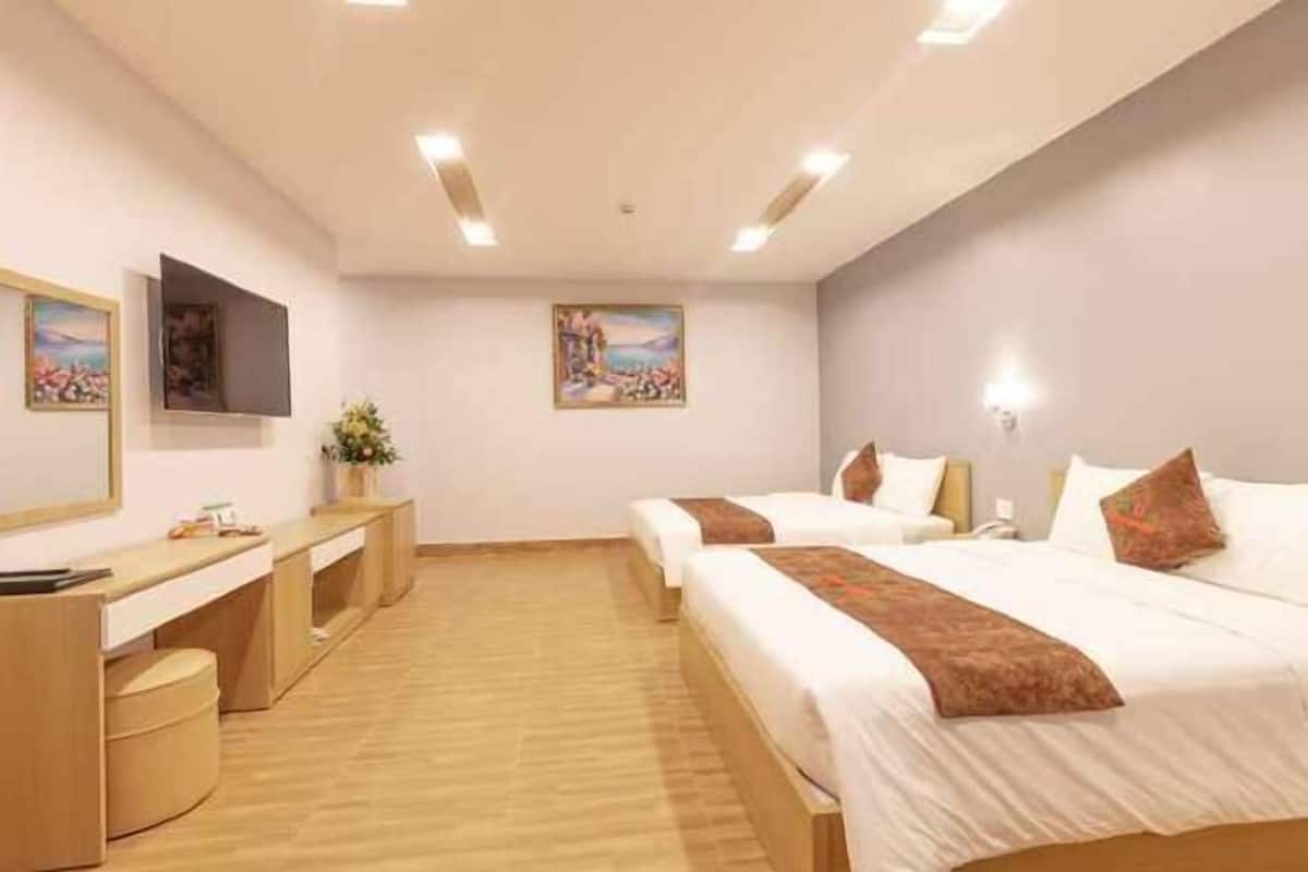 In-room safe, desk, rollaway beds