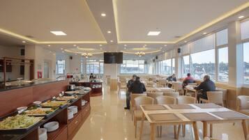 S'hi serveixen esmorzars, dinars i plats de cuina local i internacional