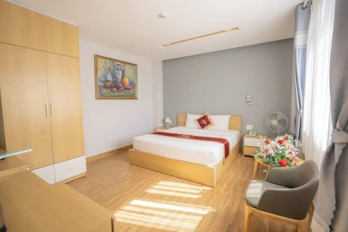 In-room safe, desk, rollaway beds
