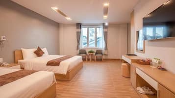 Caja fuerte, escritorio, camas supletorias