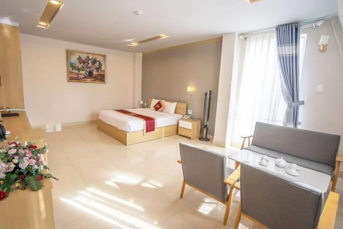 Een kluis op de kamer, een bureau, extra bedden