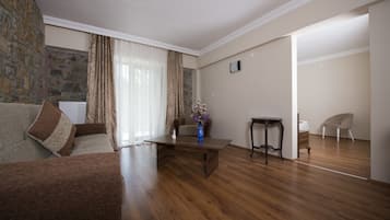 Suite | Living area | Flat-screen TV