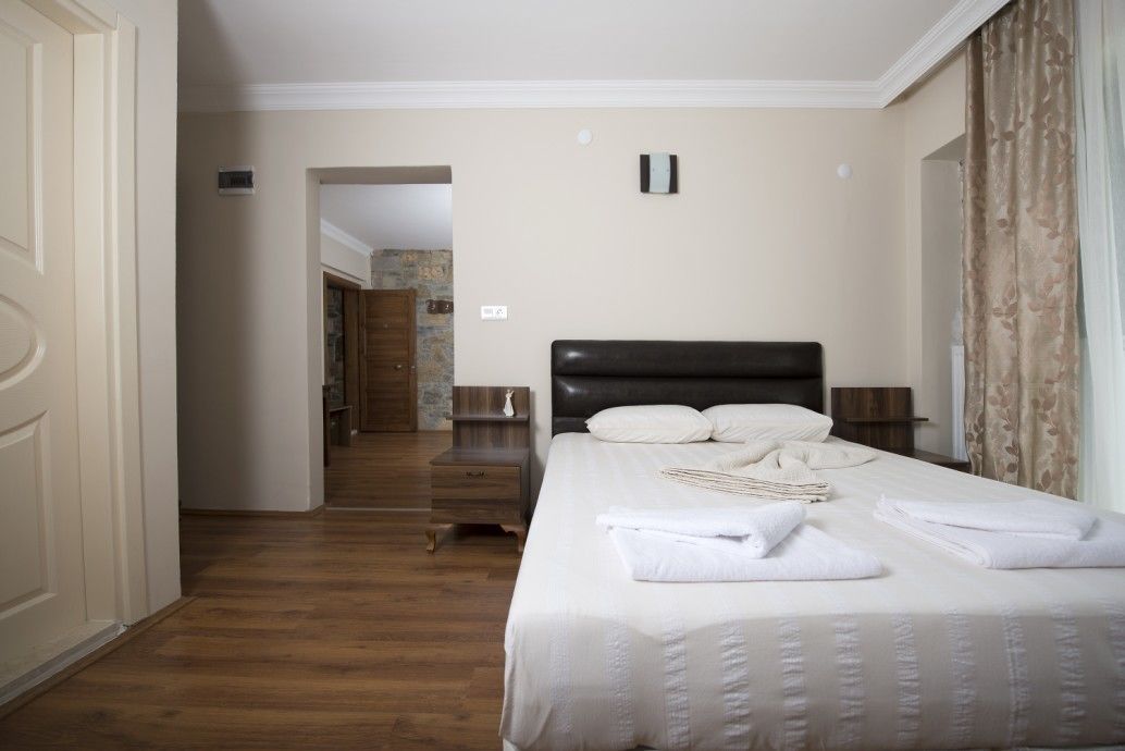 double room, 1 double bed, non smoking | minibar, desk, soundproofing, iron/ironing board