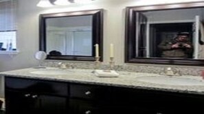 Bathroom - Convenient Galleria town hall (Houston)