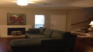 Living area - Convenient Galleria town hall (Houston)