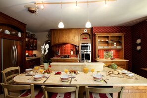 Dining - Charming 5-Bedroom/5-Bathroom French Countryside Retreat near Sarlat-La-Canéda (Saint-Crépin-Et-Carlucet)