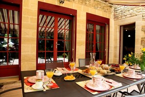 Outdoor dining - Charming 5-Bedroom/5-Bathroom French Countryside Retreat near Sarlat-La-Canéda (Saint-Crépin-Et-Carlucet)