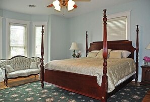 4 bedrooms, iron/ironing board, WiFi, bed sheets