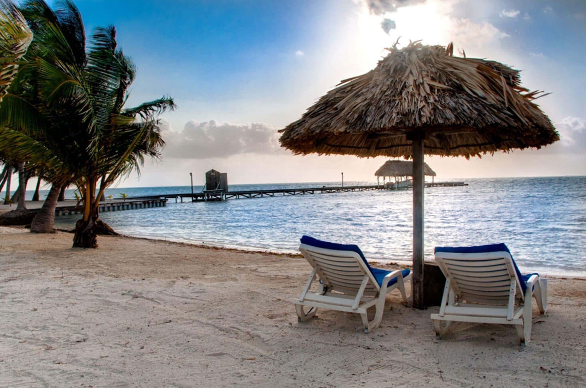 En la playa, camastros y toallas de playa 