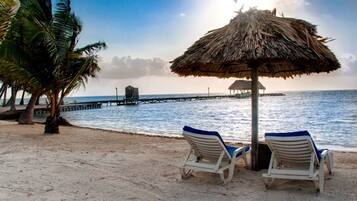 Plage, chaises longues, serviettes de plage