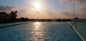 Une piscine baignée de soleil, avec une vue imprenable sur l’océan.