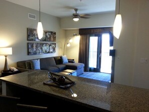 Flatskjerm-TV, peis og DVD-spiller