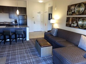 Flatskjerm-TV, peis og DVD-spiller