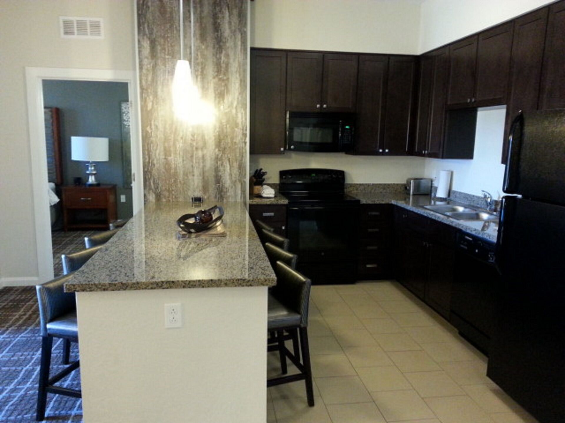 Réfrigérateur, micro-ondes, four, plaque de cuisson