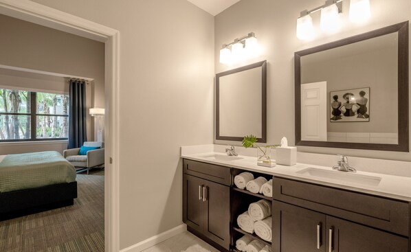 2 bedrooms, in-room safe, iron/ironing board, free WiFi