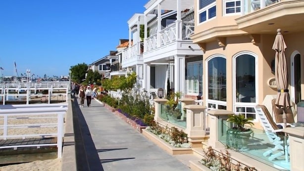 A beachfront hotel with balconies, a pool area, and a view of the sea. - Cozy Condo With New AC, Steps from Balboa Ferry and Peninsula Beach Access (Balboa Island, Newport Beach)