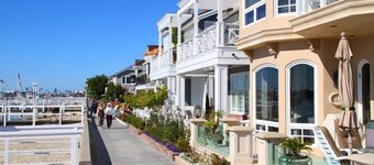 Cozy Condo With New AC, Steps from Balboa Ferry and Peninsula Beach Access