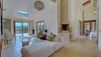 Tv, pejs, bøger, musikbibliotek