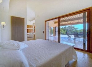 6 bedrooms, iron/ironing board, WiFi, bed sheets