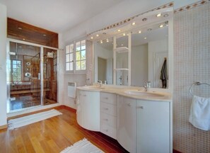 Shower, hair dryer, bidet, towels