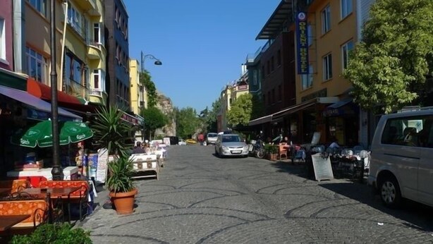 A cobblestone street with buildings on either side, a parked car, and a few people. - 3 Double Bedroom, Right Next to Blue Mosque, on Akbiyik Street (Istanbul)